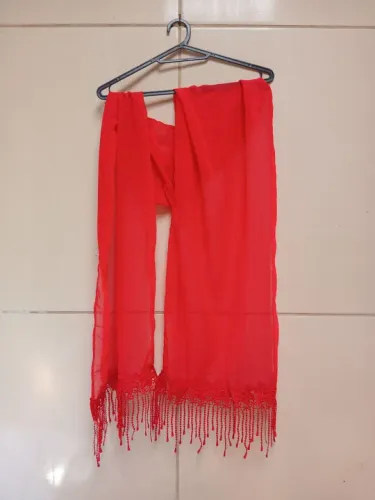 Cachecol vermelho com franjas
