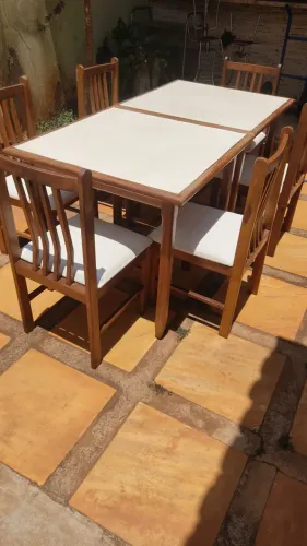 2 Mesas de Madeira com 6 cadeiras.