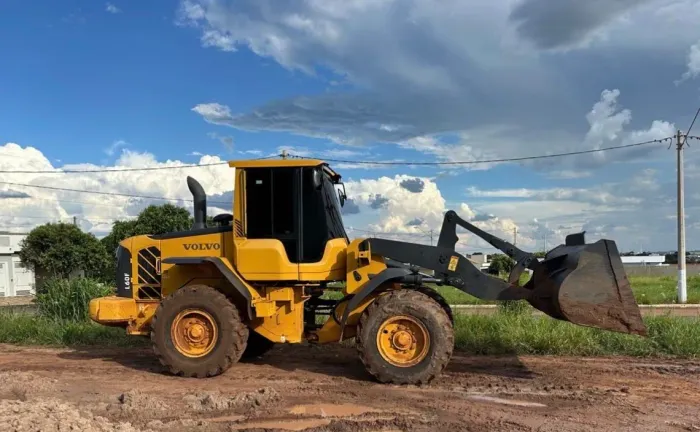 Pá Carregadeira Volvo L60 F ano 2018 com 8.300 horas, em SP