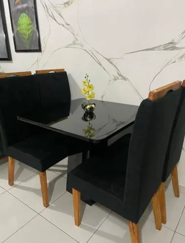 Mesa de Jantar com 4 Cadeiras Elegante