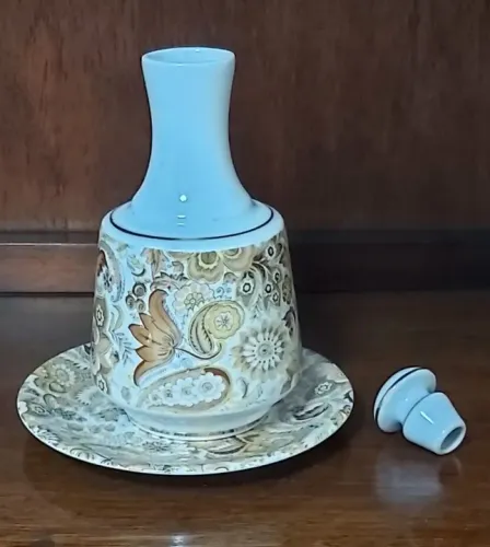 Garrafa em Porcelana com Detalhes Florais