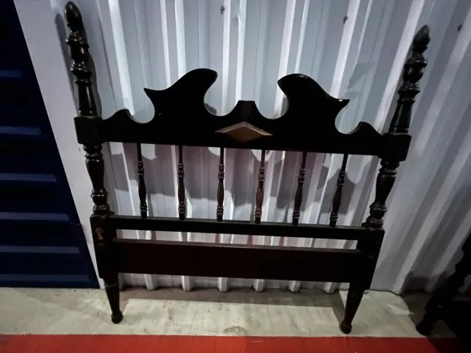  Vendo Cama desmontada de Madeira Antiga - Solteiro - Madeira Maciça - Excelente Estado!