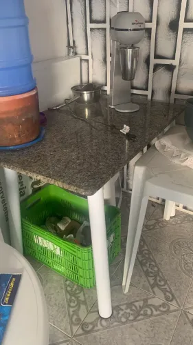 Mesa de mármore 1,20 por 0,80 cm pés de ferro