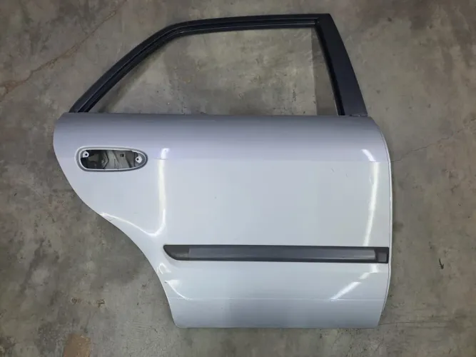 Porta traseira direita Mazda 626 GLX 1999