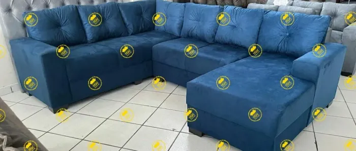 Sofá de canto azul confortável e espaçoso