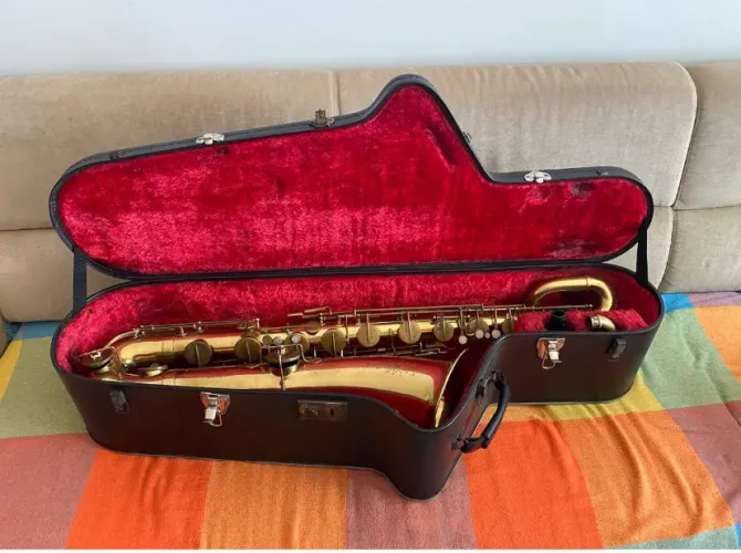 Saxofone Barítono Mib, marca Couesnon