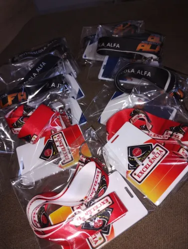 Crachá personalizados com tirantes personalizados