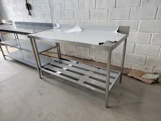 Bancada Industrial em Aço Inox com Pé Tubular - Produção Sob Medida