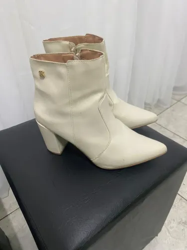 bota off-white