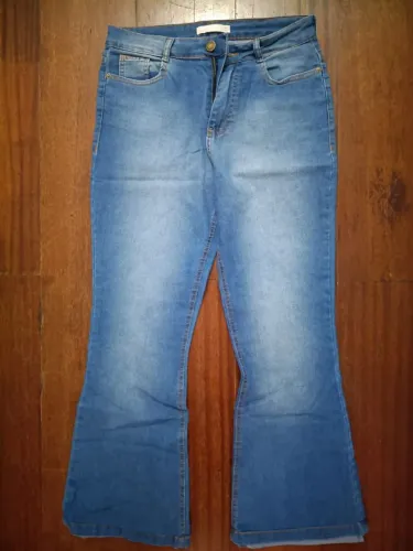 Calça jeans tamanho 44 com elastano,  boca de sino  , nunca usada não serviu no tamanho 