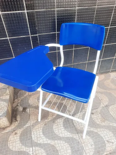 Cadeira escolar azul com mesa
