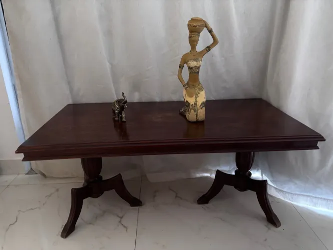 Mesa de centro em madeira maciça com design clássico
