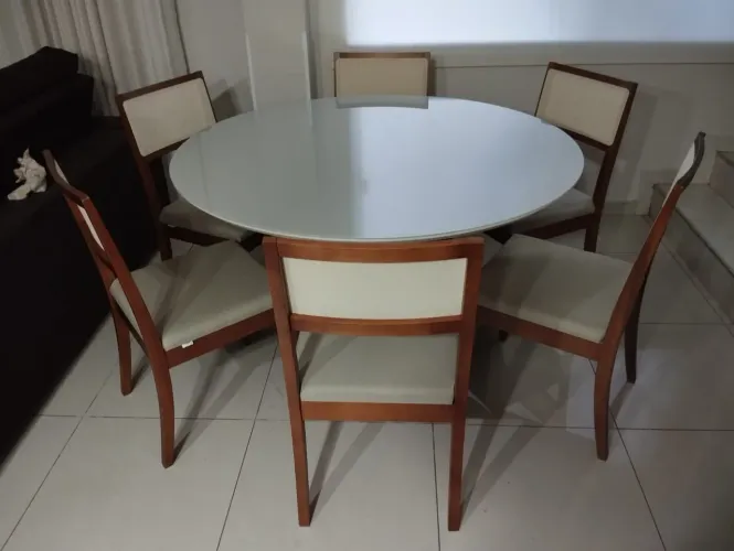 Mesa nova para 6 pessoas com cadeiras de madeira maciça