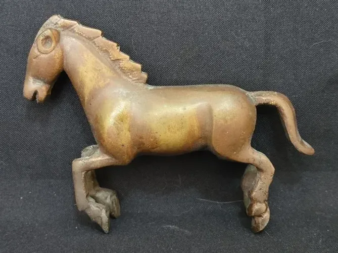 Antiga escultura confeccionado em bronze em forma de cavalo de corrida