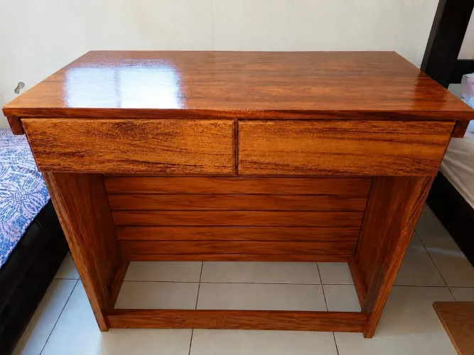 Vendo escrivaninha em madeira angelim pedra