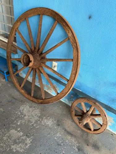 Roda de carroça charrete Gde 1.30 e pequena 0.35 retirar em Jundiaí *