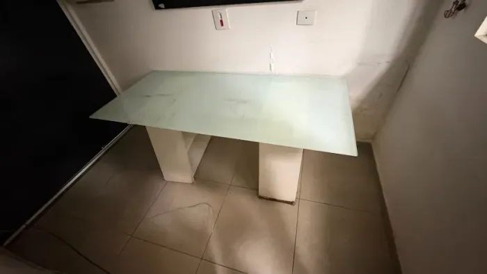 Mesa Retangular - Tampo de Vidro e Base Branca (Design Moderno)