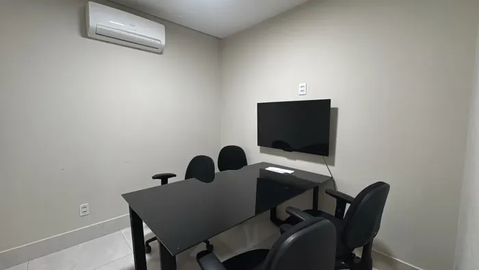 Alugo sala comercial com 4 cadeiras, compartilhada, espaço total de 250m2,  lado da Della 