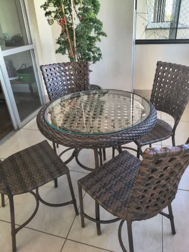 Vendo mesa com 4 cadeiras de vime