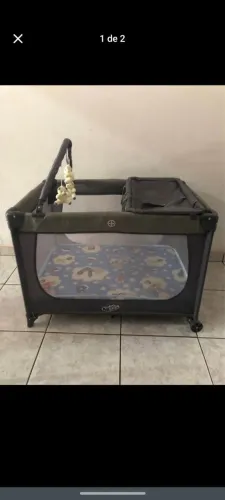 Berço chiqueirinho completo com trocador, móbile e colchão