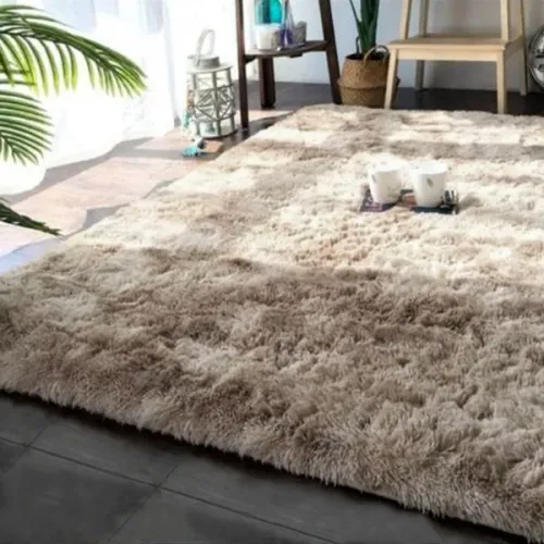Vendo tapete bege peludo bem confortável