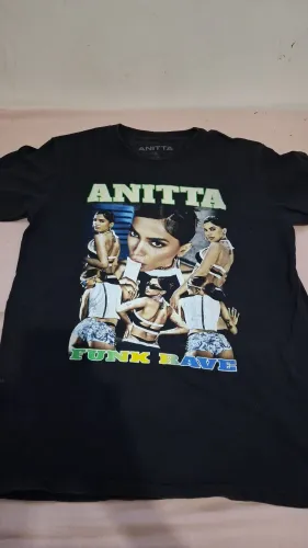 Camiseta Anitta antes da cirurgia 