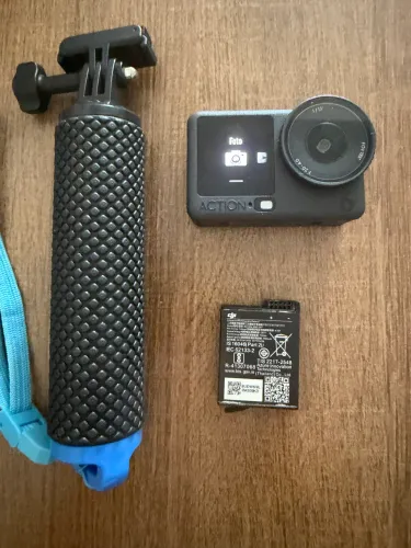 Dji Action 6 com 2 baterias e o bastão flutuante 