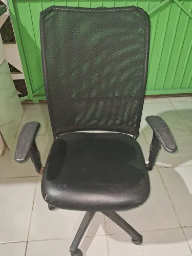 Cadeira de Escritório Giratória com Regulagem de Altura - Funcionando Perfeitamente