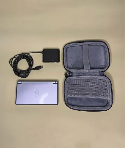 Nintendo DS Lite + R4 + Carregador Original + Bolsa