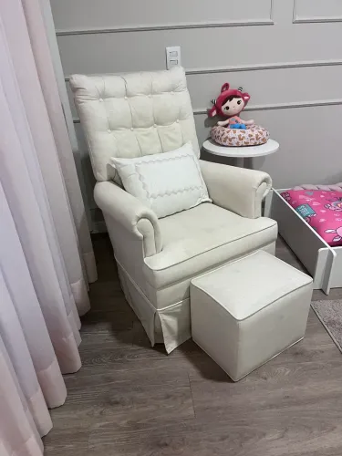 Vendo Poltrona Lilibee com banco para apoio dos pés - R$700