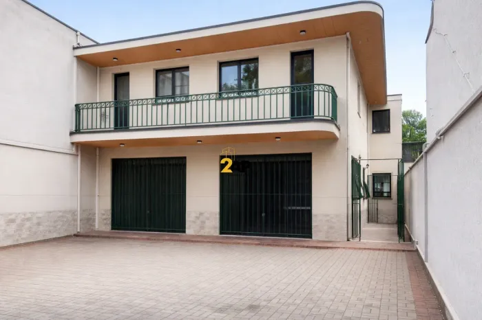 Casa Comercial para Locação em São Paulo-SP, Chácara Santo Antônio: 8 Vagas de Garagem e 2