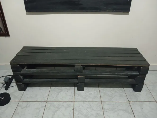 Rack + painel em pallet na cor preta