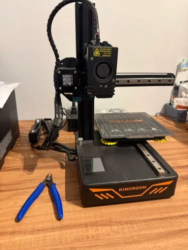 Impressora 3D Kingroon Kp3s com filamentos de brinde