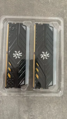 Memória RAM - 16GB (2x8) DDR4 da XPG 3000mhz - RGB - Excelente estado!