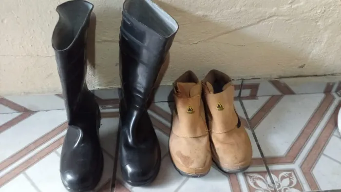 Botas semi novas