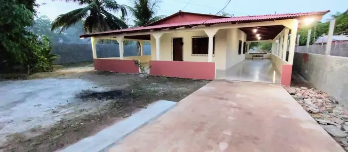 Aluga-se casa na Linha F