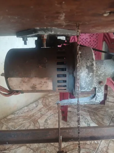 motor de indução para a máquina industrial e sendo industrial de costura com a bancada