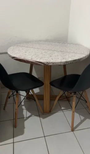 Mesa com 4 cadeira