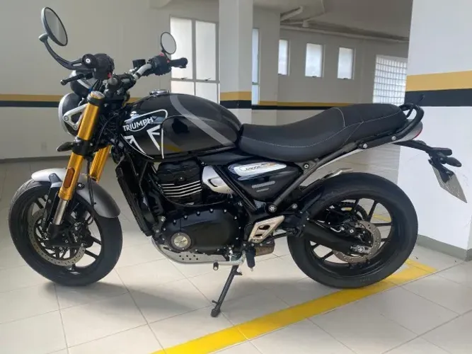 Vendo Triumph Speed 400 2026, com 1130 km.