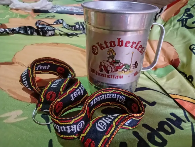 Caneca oficial Oktoberfest com cordão