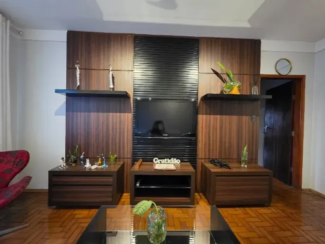 Painel de madeira com rack armários