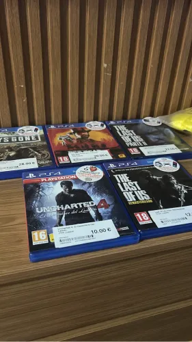 Ps4 Sling 500 gigas mais de 10 jogos  físicos e na memória vai com 3 contrles