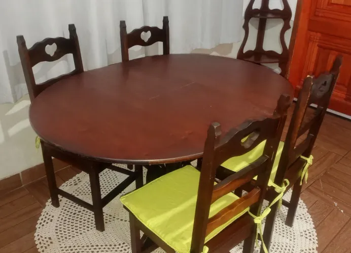 Entrego mesa 4 cadeiras madeira maciça extensível 