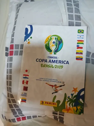 Álbum copa das Américas com 50% das figuras