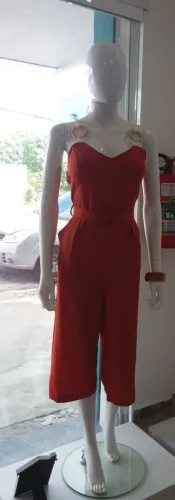 4 manequins + brinde (busto com pedestal)