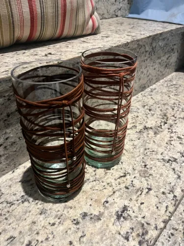 conjunto de copos de vidro decorados com tiras de couro, comumente