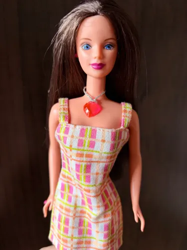 Boneca Barbie morena Bead Bleast