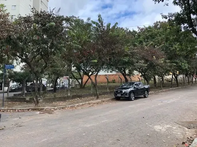 Dois lotes planos, de esquina, com área total de 1.037m2. Localização espetacular no Bairr