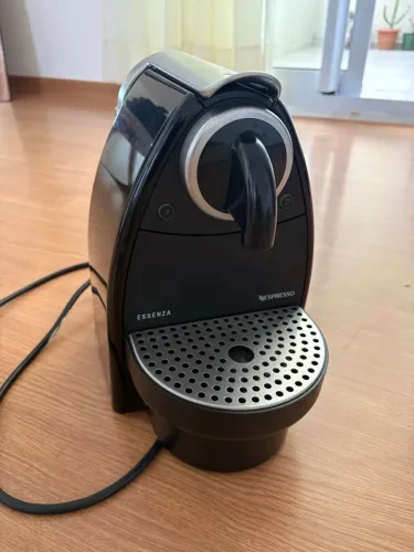 Cafeteira Nespresso Essenza Original Preta