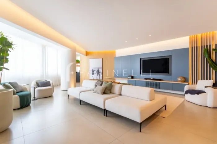 Apartamento reformado com vista lateral para a praia.